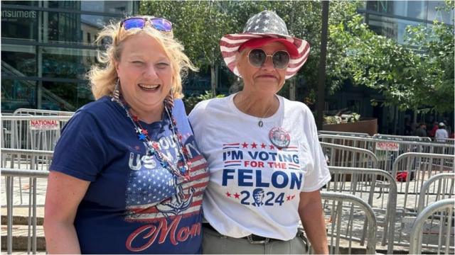 劳拉·舒尔茨(Laura Schultz,左)说,考虑到自己的安全,然她周六早上决定与朋友一起参加活动。她说:“你不能让恐惧阻止你。”