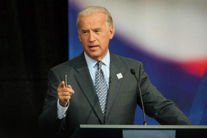 拜登在2020年当选总统之前,曾尝试在1988和2008总统选中争取党内提名。图为他2007年8月出席由美国劳工联合会—产业工会联合会(AFL-CIO)主办的民主党总统候选人论坛,与党内对手同台阐述政见。(法新社)