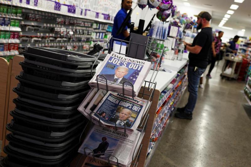 美国总统拜登宣布退选次日,纽约市商铺架上的报纸都在封面重点报道拜登宣布退场的新闻。(路透社)