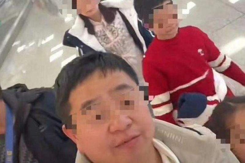 今年2月,有游客反映在云南丽江跟团旅游时没有购买玉质手镯,一家五口被导游赶下车。(互联网)