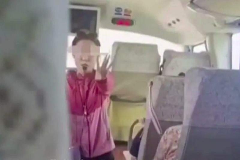 视频显示,涉事导游放狠话强制游客消费。(互联网)