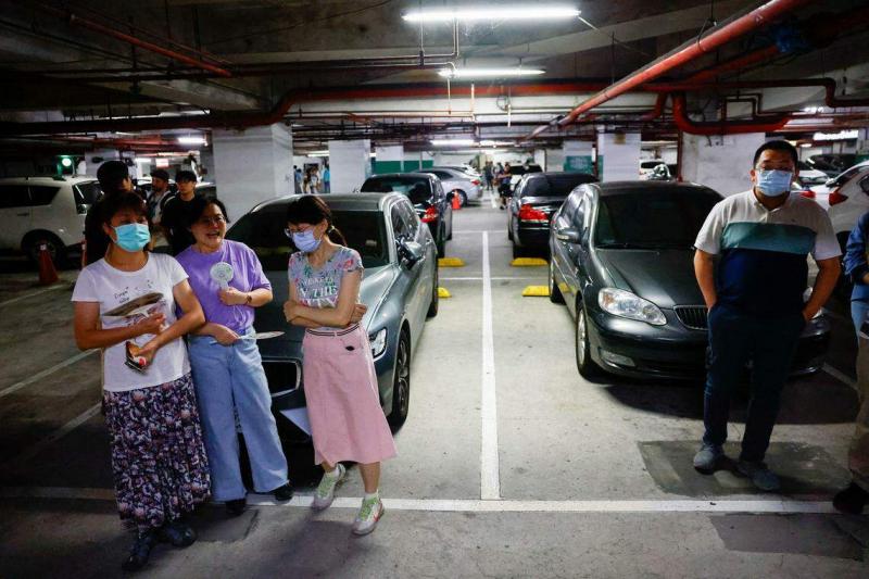 万安演习中,台北市民在工作人员的指挥下,到就近的防空避难处躲避半小时。图为台北一个地下停车场。(路透社)