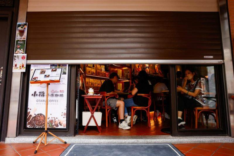 台北一些商店和餐馆在万安演习期间拉下百叶窗与卷帘。(路透社)