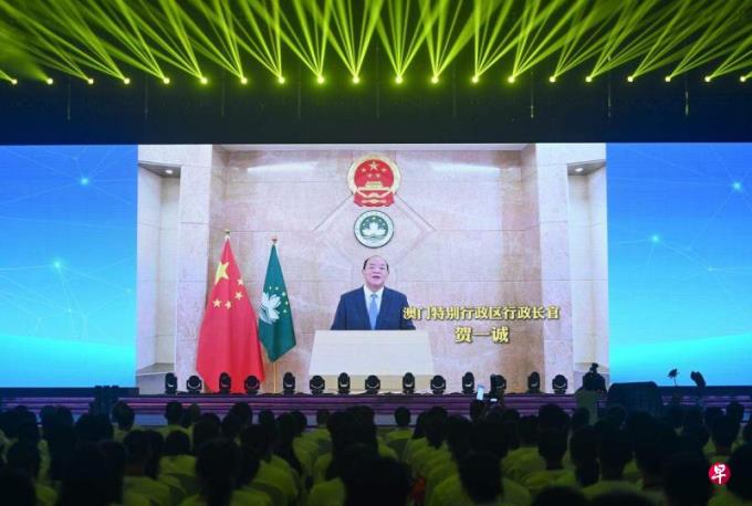 澳门特首贺一诚休假一个月以来首度露面