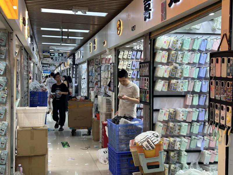 深圳华强北是全球最大的手机壳集散地之一,聚集成千上万的商家批发手机壳。(林煇智摄)