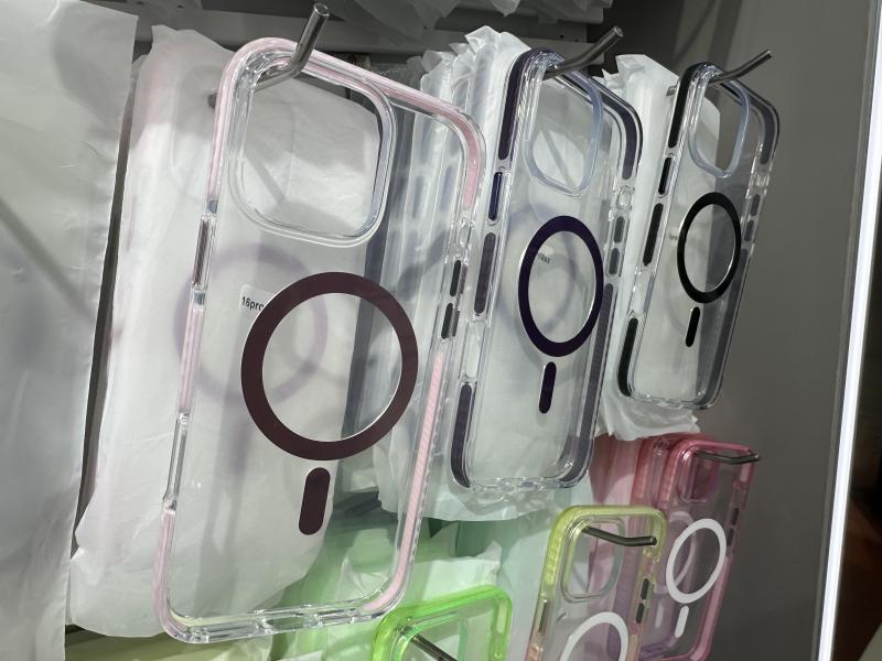 华强北售卖的iPhone 16手机壳右侧边框新增了一个按钮,与坊间流传有关新型号将增设独立拍照键的传闻相符。(林煇智摄)