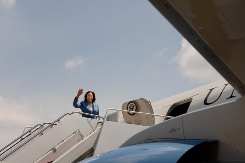 副总统贺锦丽看起来几乎肯定将成为民主党的总统提名人。