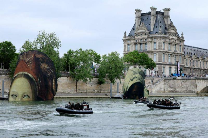 为防奥运会遭到恐怖袭击,巴黎戒备森严。图为开幕式之前,法国特种部队在开幕式的举行地点塞纳河上巡逻。(路透社)