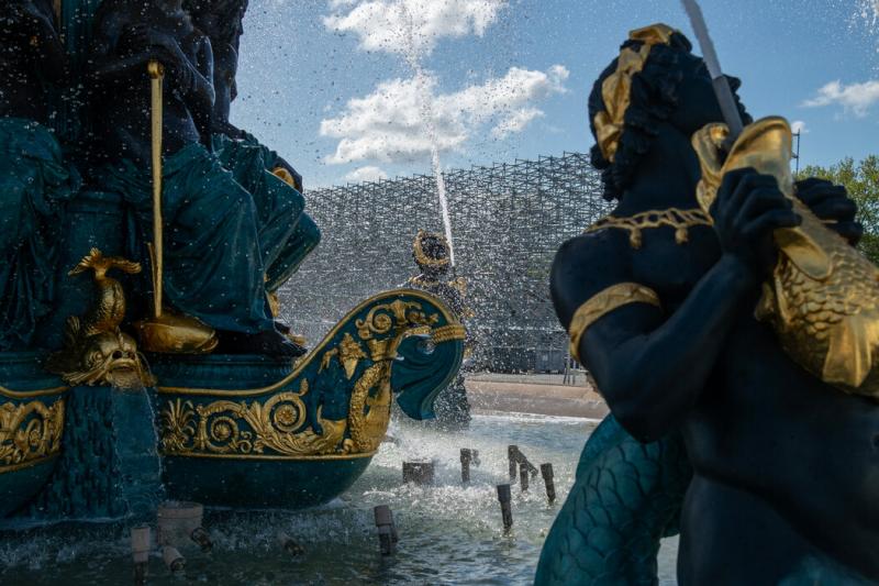 在协和广场,运动员们将参加三人篮球和其他项目的比赛。