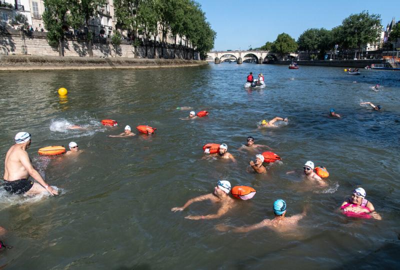 上周在塞纳河游泳的人们。运动员将乘船沿塞纳河顺流而下,前往开幕式场地。