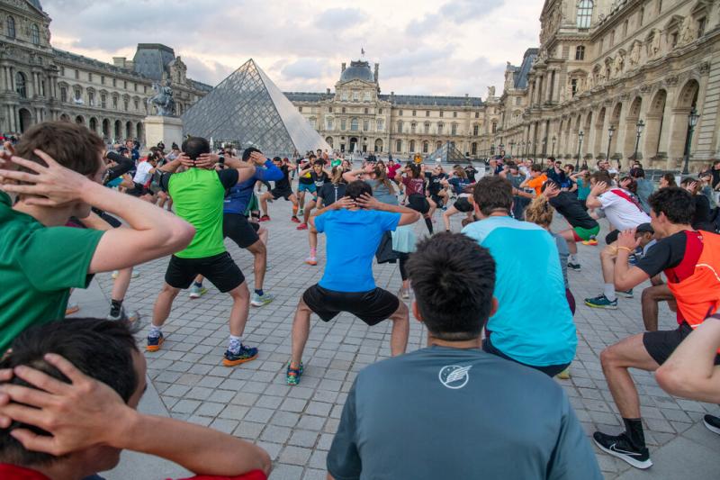 马拉松和公路自行车赛会途经卢浮宫。
