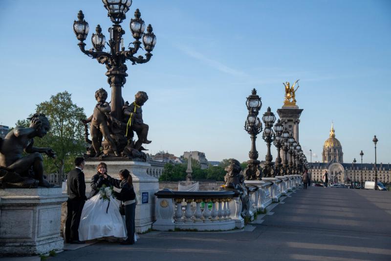 亚历山大三世桥,位于铁人三项、马拉松游泳和公路自行车赛道上。