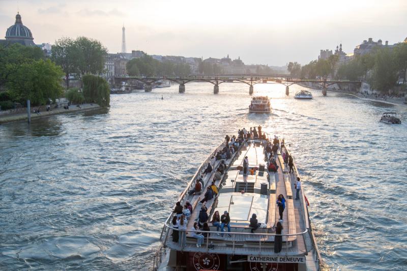 塞纳河上的观光船,周五,运动员们将乘船前往开幕式场地。