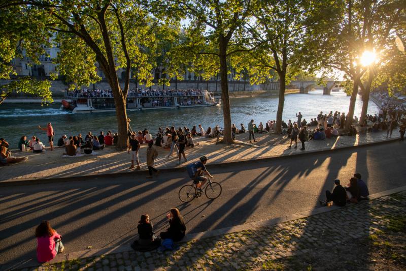 夏天,塞纳河畔聚集着成群结队的年轻人。