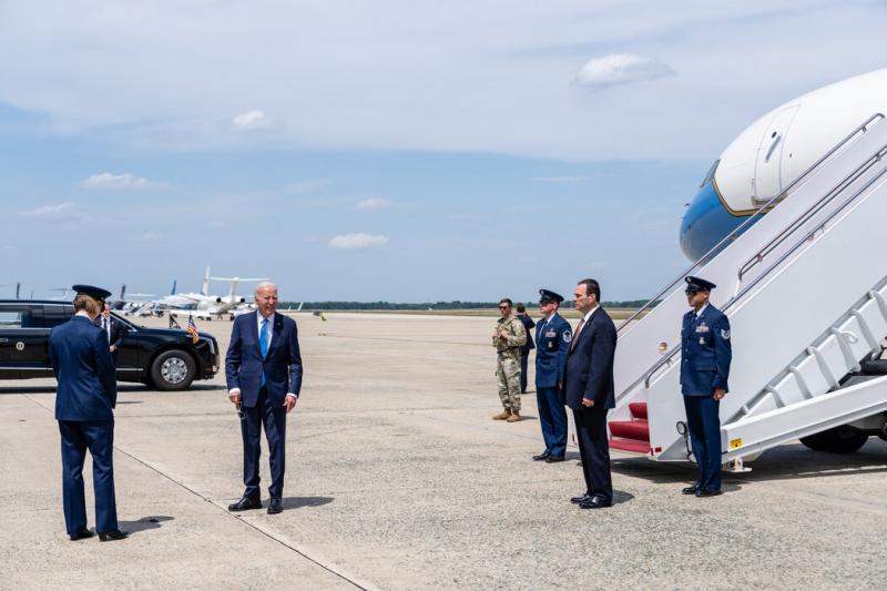 此前感染新冠的美国总统拜登在特拉华州的海滨别墅度过了本周的前几天,于周二返回华盛顿。