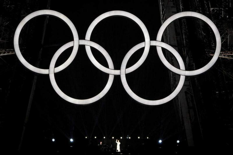 加拿大著名女歌手席琳狄翁在开幕式尾端突然现身埃菲尔铁塔高唱法国名曲。(海峡时报)