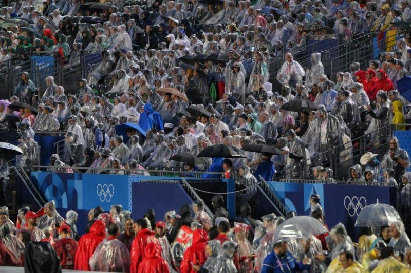 巴黎奥运会开幕式下起了不小的雨,但大部分的观众都有备而来。(海峡时报)