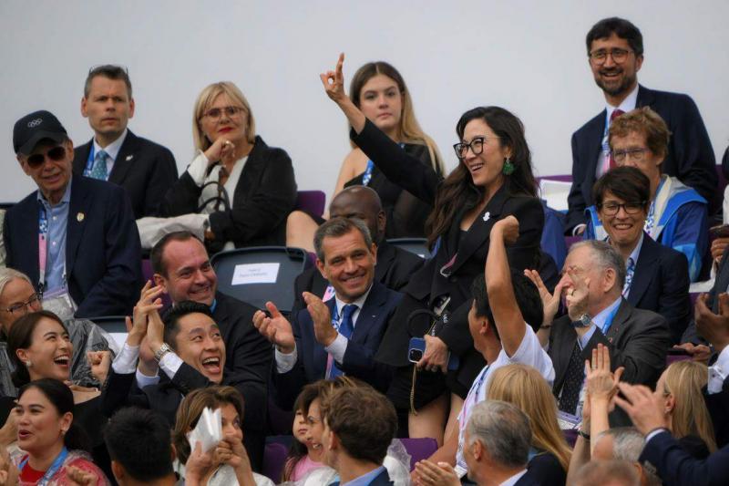 著名国际影星杨紫琼(举手者)也现身巴黎奥运会开幕式。(海峡时报)