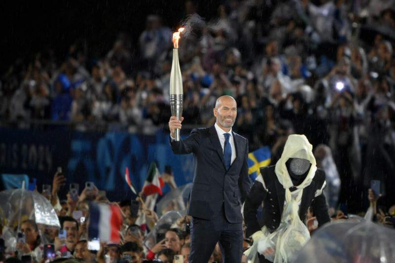 法国传奇球星齐达内(Zidane)担任其中一名火炬传递手。(海峡时报)