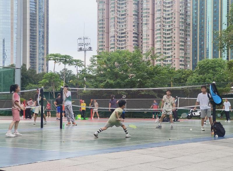 羽毛球运动兼具社交属性,是中国参与人数最多的体育运动之一。图为广州天河体育中心内民众在露天球场打羽毛球。(曾实摄)
