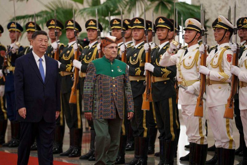 中国国家主席习近平(左)星期一(7月29日)陪同到访的东帝汶总统奥尔塔(中)在北京人民大会堂北大厅的欢迎仪式上,检阅仪仗队。(法新社)