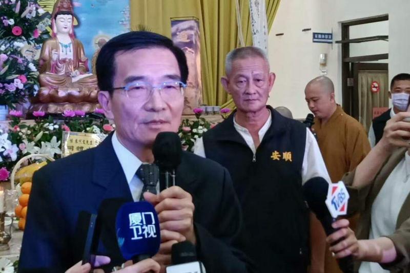 台湾海巡署长张忠龙(前)7月30日在金门殡葬所公祭现场,再度为“2·14”金门翻船事件执法时未录影搜证,以及这段时间罹难者家属所受煎熬,公开致歉。(中新社)