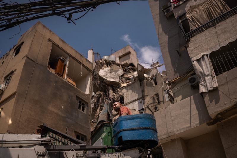 在黎巴嫩达希耶,救援人员在以色列空袭现场。