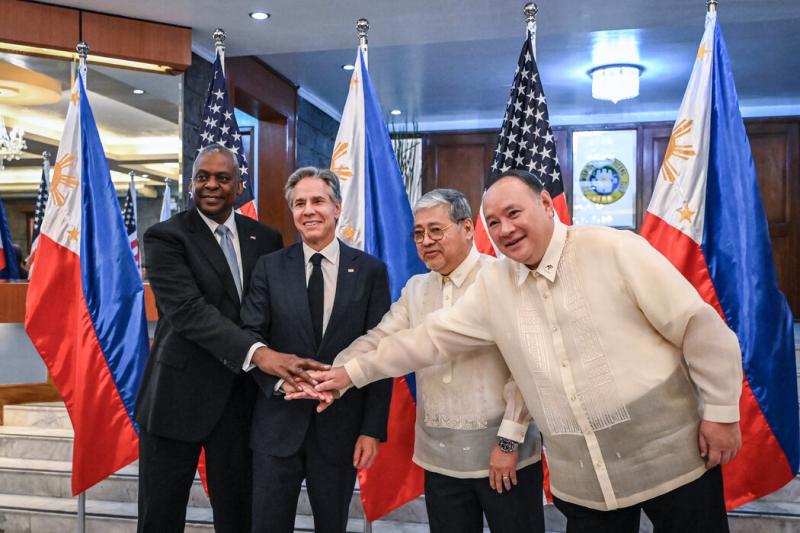 周二,国务卿安东尼·布林肯和国防部长劳埃德·奥斯汀三世在菲律宾军方总部阿吉纳尔多营地与菲律宾官员会面。