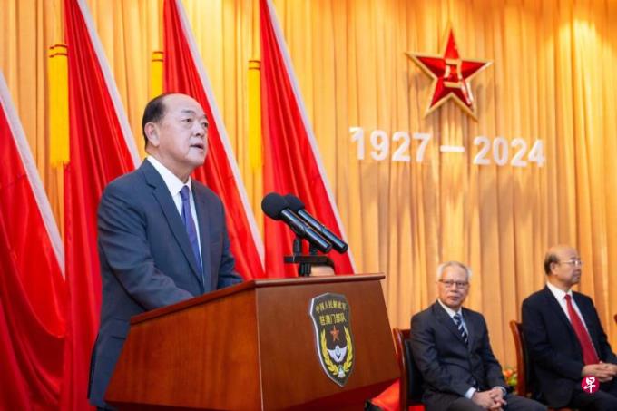 休假逾月的澳门特首贺一诚亮相解放军驻澳部队庆祝活动