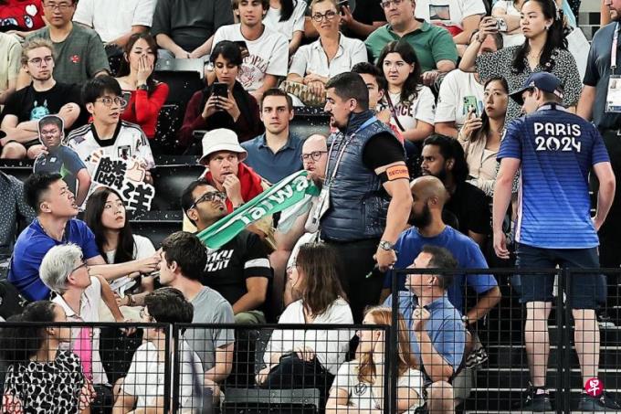 奥运会加油海报被抢、应援毛巾被收 引台湾民众不满