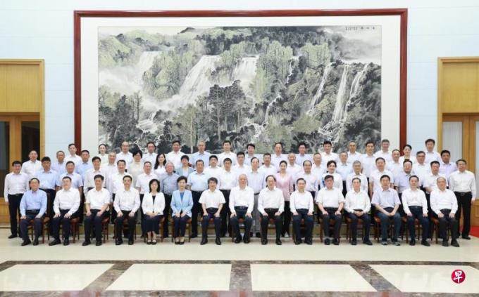 蔡奇到北戴河看望暑期休假专家