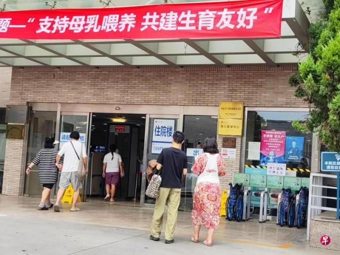 中国鼓励生育 全社会对孕妇嘘寒问暖