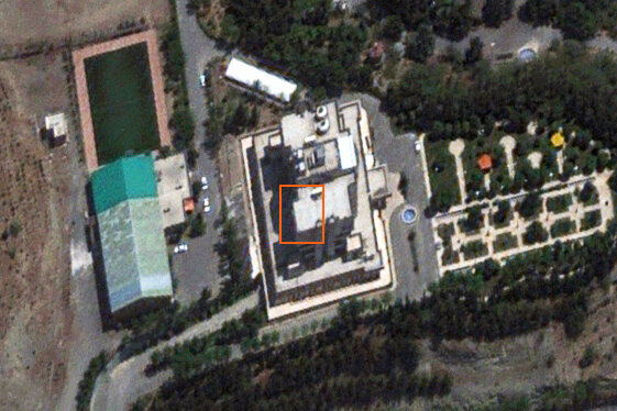 这张7月25日拍摄的卫星图像显示,那栋建筑物上没有明显损坏或绿色防水布。这表明有明显损坏的照片是更近的时候拍的。