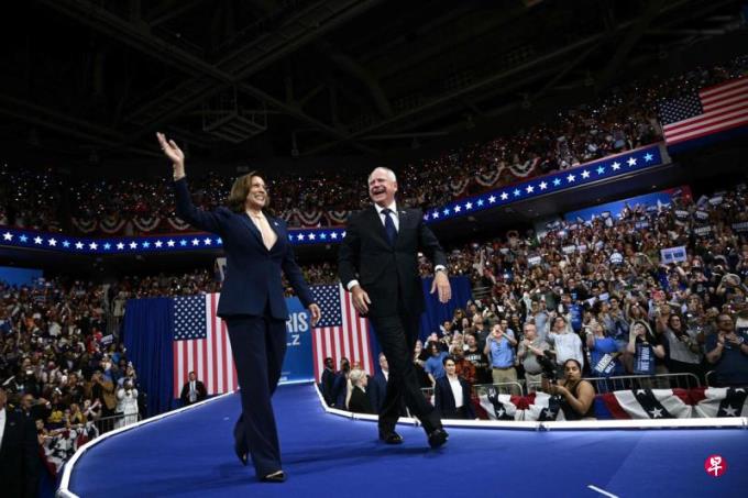 首次与哈里斯搭档同台 沃尔兹猛讥特朗普“奇怪”挑战万斯辩论