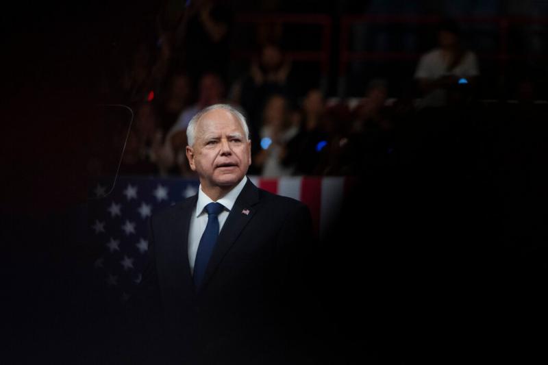 明尼苏达州州长蒂姆·沃尔兹周二在费城参加作为副总统哈里斯的竞选搭档的首次竞选集会。