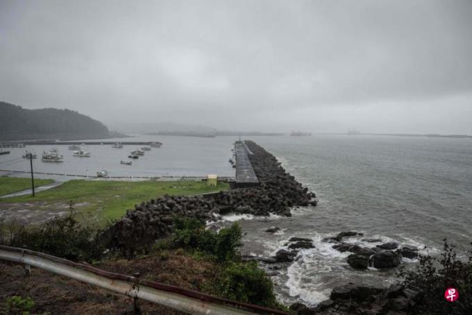 台风安比逼近日本 数百航班取消列车停驶