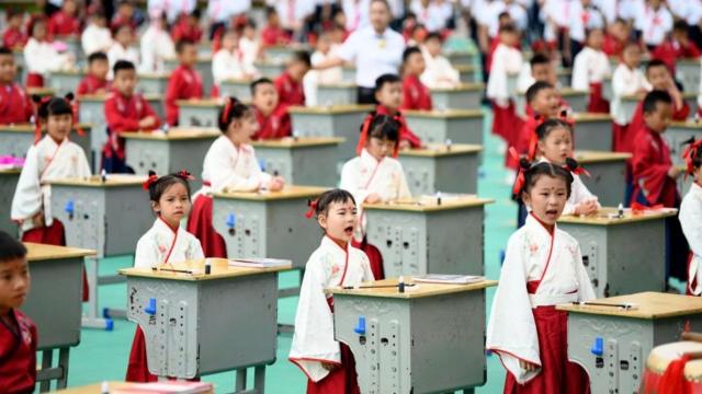 “双减”政策的措辞严厉程度超过市场预期,有投资人立即认为“这个赛道基本上废了”。