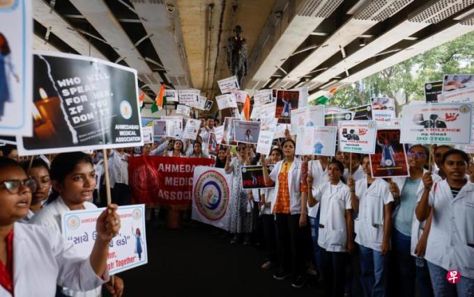 女实习医生遭奸杀  印度全国医生罢工抗议暴行