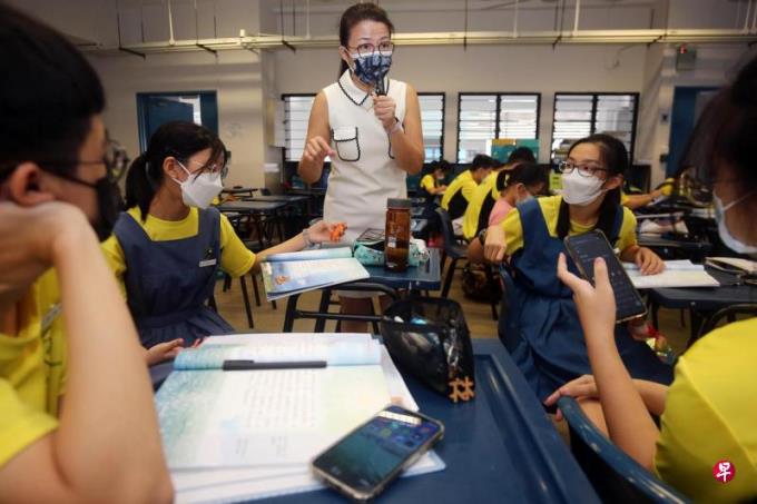 社论:用新思维强化双语政策