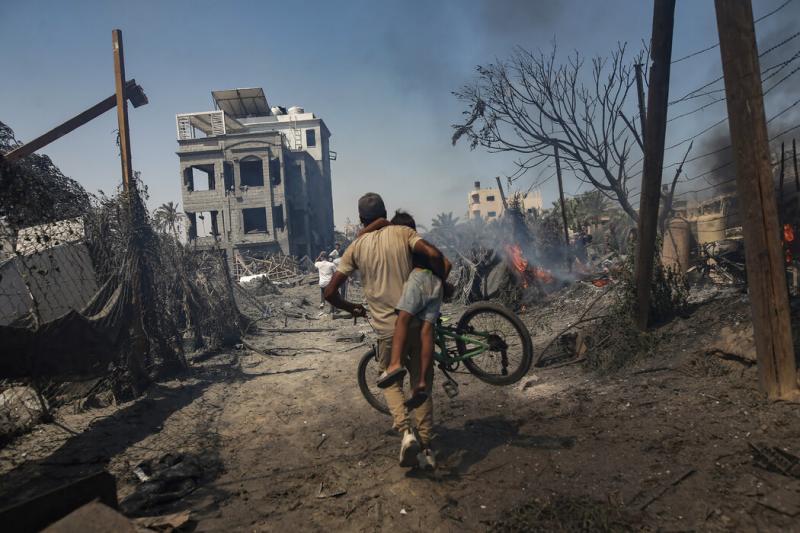 今年7月,以色列在加沙地带南部汗尤尼斯发动袭击后,巴勒斯坦人纷纷逃离。