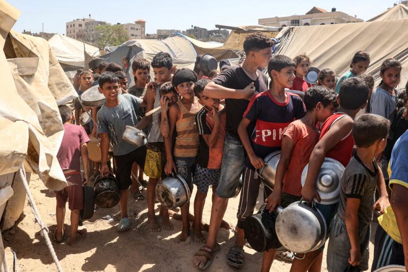 8月8日,流离失所的巴勒斯坦儿童在食品分发点排队。