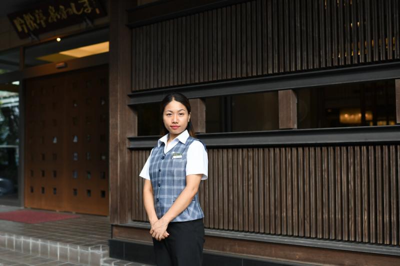 银内帕是淡岛吟松亭的总经理,她毕业于缅甸的一所大学,获得地理学位。