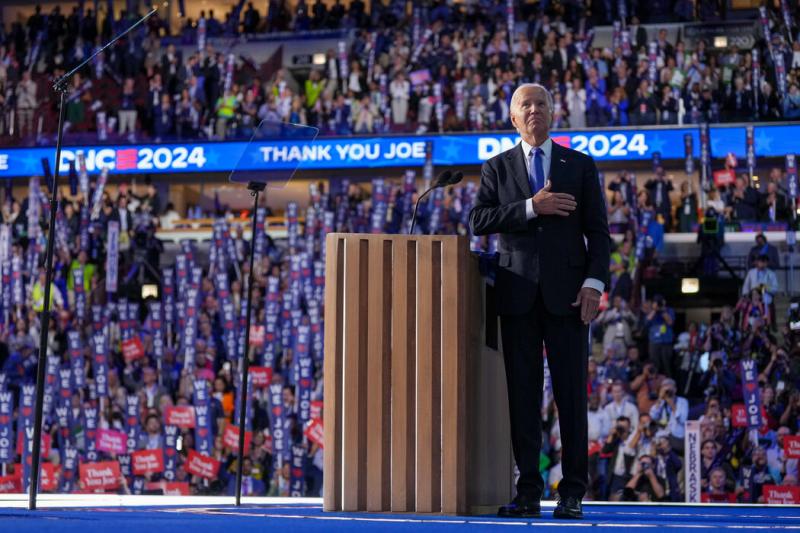 拜登总统在芝加哥联合中心举行的民主党全国代表大会上向人群致意。