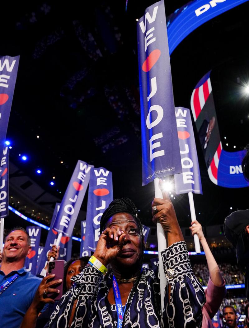 人群周一晚向拜登表达了无尽的爱慕之情。