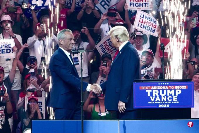 小肯尼迪暂停竞选 特朗普着力于阐述经济政策