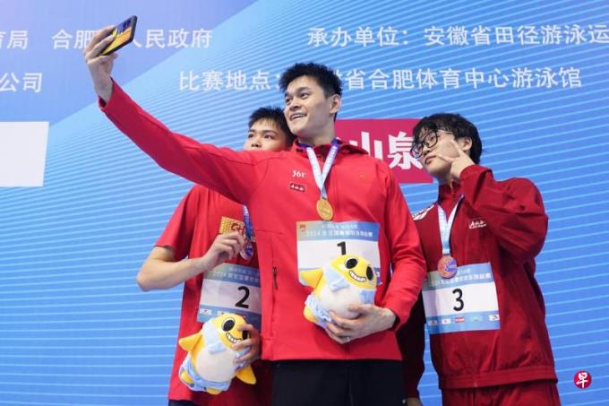 孙杨复出首战夺冠 重返国家队面对挑战