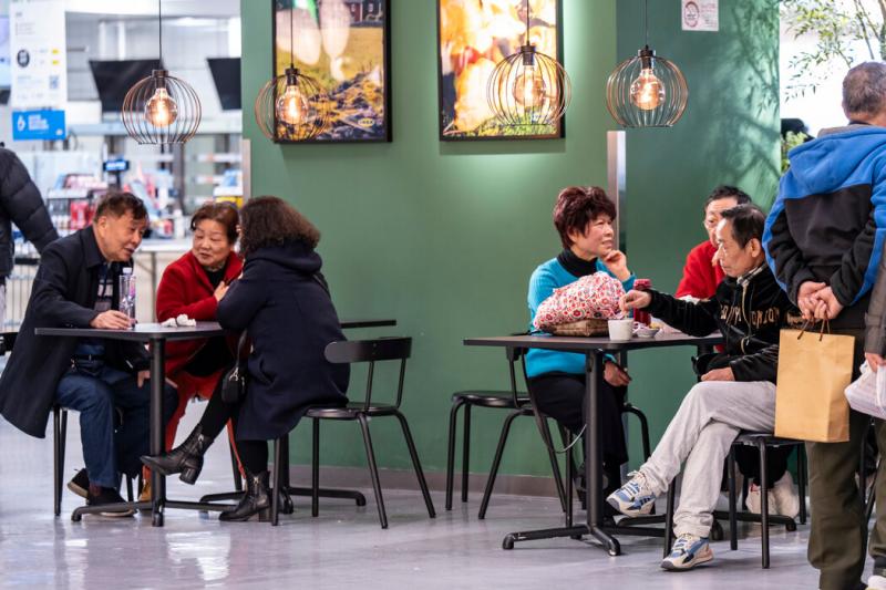 每周二下午,这家宜家餐厅都会成为数十名老年居民聚会的地方。