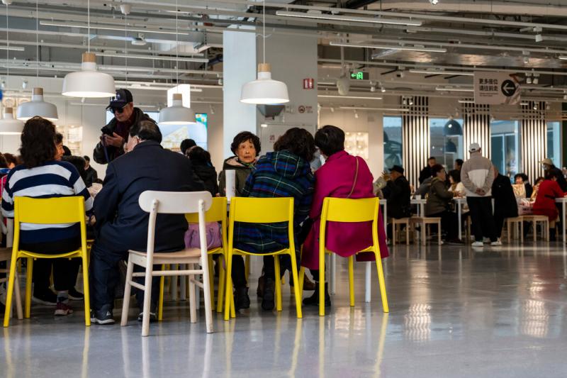 张晓兰(音)和马国英(音)是好友,她们穿着粉色衣服来到宜家,和其他老人一起喝下午茶。