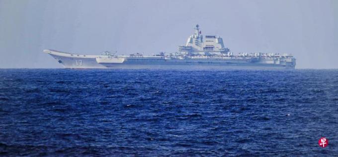 日本国防部去年4月6日发布的照片显示,中国航母山东舰出现在离冲绳县300公里处的太平洋海域。台湾国防部当时说,在时任总统蔡英文与时任美国众议院议长麦卡锡在洛杉矶会面后,军方在台海周边侦获中国大陆一架反潜直升机和三艘军舰。(法新社)