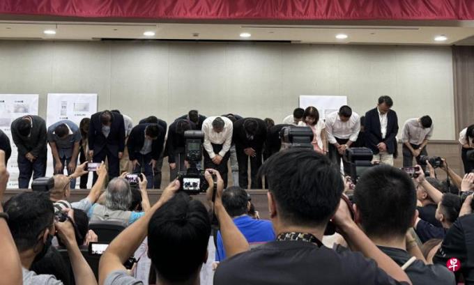 柯文哲为政治献金疑云鞠躬致歉